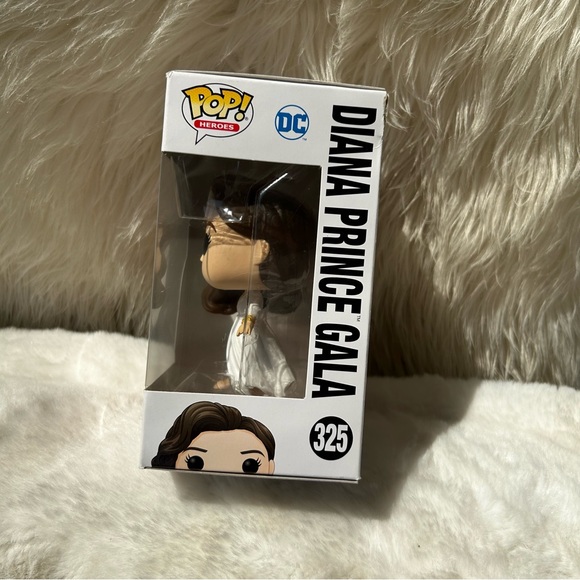 Funko Pop WW84 325 Diana Prince Gala Vinyl Figure - NIB - Picture 3 of 7